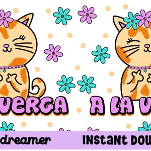 Puede incluir: Ilustración digital con dos gatos de dibujos animados sonrientes con pelaje naranja y blanco, que llevan coronas de flores y collares. La frase "A LA VERGA" está escrita en letras rosas y moradas. El fondo es blanco con flores y puntos.
