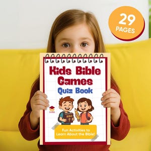 Può includere: Un bambino tiene in mano un "Kids Bible Games Quiz Book" a spirale con illustrazioni di cartoni animati e la scritta "Fun Activities to Learn About the Bible!". Il libro ha 29 pagine e le parole "Printable Quiz Book" sono in basso.