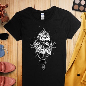 Occult Moon Rose Gothic Witch Wicca Mujer Camiseta, wicca bruja goth regalo ropa de brujería, ama las cartas del tarot de brujería camisa pagana