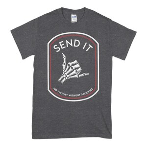 Não envie nenhuma vitória sem sacrifício, camiseta engraçada de aniversário, aniversários, feriados, presentes diários, camisetas com ideias Dark Heather