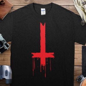 Produktbild von Damen Merry Antichristmas Satan Claus Pentagram Upside Down Cross T-Shirt Mit V-Ausschnitt