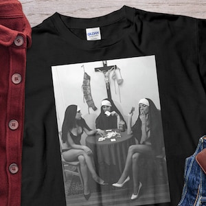 Monjas Naked Naipes Fumar camiseta Impía Monja Camiseta Unisex Camiseta Baggy Novio Regalo Camiseta Retro Moda Vintage Ladies Mens Tee Art