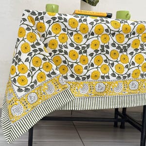 Gelbe handgemachte benutzerdefinierte Boho-Hochzeits-Dinner-Tischdecke, 60x60 &#39;&#39; rechteckig / rund mit Servietten / Platzierung / Läufer-Tischdecke