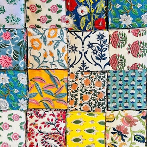 K&ouml;nnte beinhalten: Eine Sammlung von f&uuml;nfundzwanzig quadratischen Stoffuntersetzern mit verschiedenen floralen und botanischen Mustern. Die Untersetzer weisen eine Reihe von Farben auf, darunter Blau, Rot, Gelb und Gr&uuml;n, mit wei&szlig;en Hintergr&uuml;nden. Jeder Untersetzer hat ein einzigartiges Design.