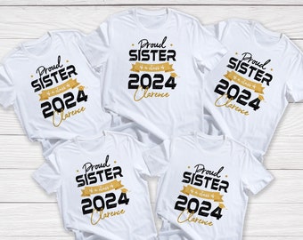 Schwester stolz auf ein 2024 Graduierung Shirt, passende Papa Graduate Shirts, Mama Senior T-Shirts, personalisierte Klasse von 2024 Geschenken für sie ihn