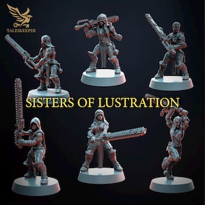 Könnte beinhalten: Eine Sammlung detaillierter Miniaturfiguren von Kriegerinnen, jede mit einer Kettensägenwaffe. Die Figuren befinden sich in verschiedenen Actionposen, mit aufwendiger Rüstung und Kleidung. Der Text "SISTERS OF LUSTRATION" ist unter den Figuren zu sehen.
