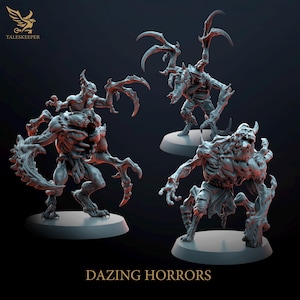 Op de afbeelding: Vier grijze, gedetailleerde miniatuurfiguren van monsterlijke wezens met scherpe klauwen en hoorns. De figuren staan in een dynamische, actie-klare houding. De figuren zijn gelabeld met "DAZING HORRORS".