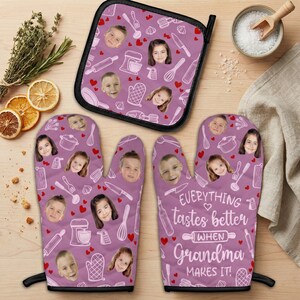 Könnte beinhalten: Ein lila Topflappen- und Ofenhandschuh-Set mit einem Muster aus Küchenutensilien, Herzen und Kindergesichtern. Auf dem Ofenhandschuh steht der Text "EVERYTHING tastes better WHEN Grandma MAKES IT!"