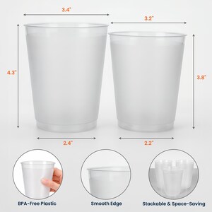 Pu&ograve; includere: Due bicchieri di plastica traslucida, uno di 10,9 cm di altezza e 8,6 cm di larghezza, l'altro di 9,7 cm di altezza e 8,1 cm di larghezza. L'immagine mostra anche i dettagli dei bicchieri, tra cui plastica senza BPA, bordi lisci e design impilabile.
