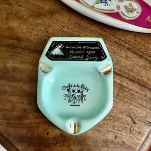 Un cendrier de mariage souvenir vintage émaillé de collection rare et vintage du célèbre Café de la Paix Paris daté de 1953. Vert lime chic !