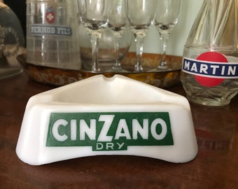 Cendrier Cinzano classique en verre opalin des années 60. Bleu, vert, rouge et blanc très colorés. Pensez bistro italien français. Tellement chic !