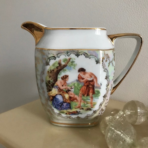 Ein wunderschönes und farbenfrohes Milchkännchen aus Porzellan von Limoges. Darstellung einer Familienszene aus alter Zeit mit goldfarbenen Rändern. Einfach umwerfend!