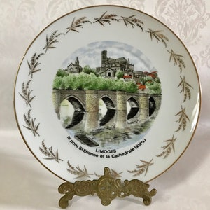 Ein wunderschöner Teller aus Limoges-Porzellan, der die berühmte St. Etienne-Brücke und die Kathedrale in der Stadt Limoges darstellt. Sehr hübsch und sammelbar.