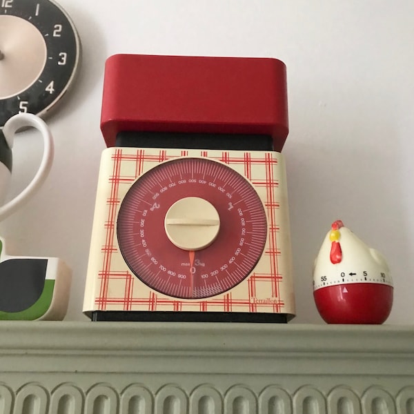 A classic set of 1970s French vintage kitchen scales by Terraillon here in chequered red and cream. French chic for that real country look!