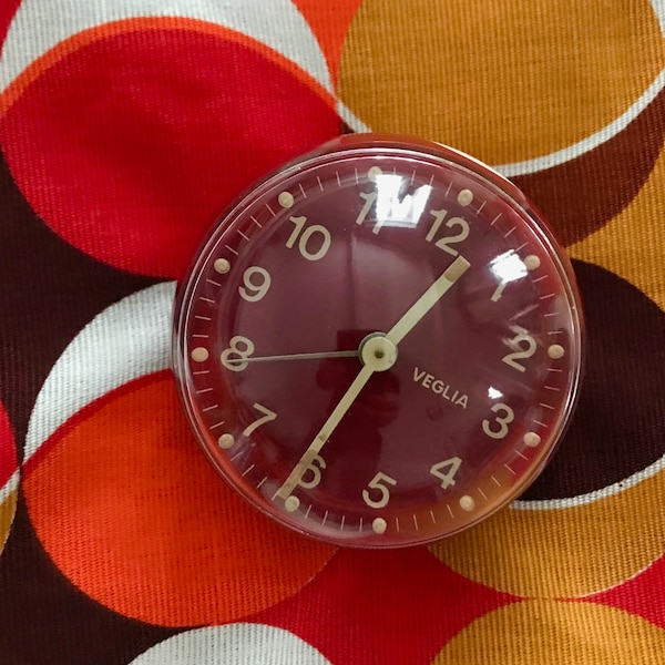 Une rare horloge Veglia Sfericlock rouge bordeaux de 1963 du célèbre designer italien Rodolfo Bonetti en parfait état de fonctionnement. Un classique du design !