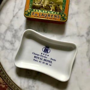 Een zeldzame Royal Hotel Paris Champs Elysées schaal/asbak uit de jaren 70. Geweldig om weer te geven. Frans vintage uit een 19e-eeuws Parijs hotel.