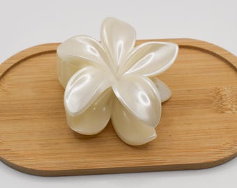 Accesorio para el cabello con pinza de verano con flores blancas y crema