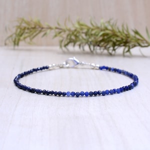 Pode incluir: Um delicado bracelete de contas de safira azul com fecho de prata.