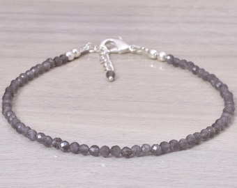 Grått månstensarmband med sterlingsilver- eller roséguldfyllda, fina ädelstenar i smala stapelbara smycken