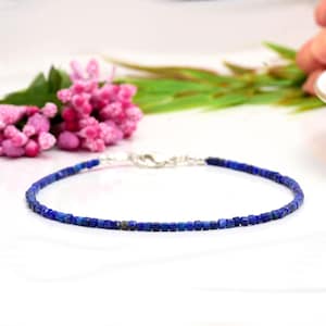Peut inclure: Un bracelet délicat composé de petites perles carrées en lapis-lazuli. Le bracelet est en argent et possède un fermoir.