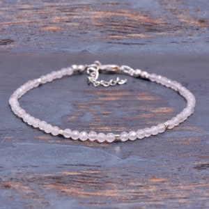 Pode incluir: Um delicado tornozelo de quartzo rosa com fecho de prata. O tornozelo é feito de pequenas contas redondas e é perfeito para adicionar um toque de elegância a qualquer roupa.