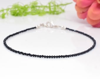 Delicata cavigliera minimalista in tormalina nera, cavigliera in pietra naturale di tormalina nera, cavigliera delicata in cristallo curativo, regalo per donna