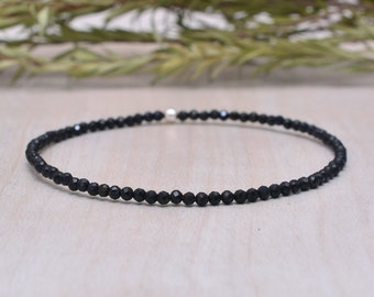 Sierlijke zwarte toermalijn stretcharmband, ultra delicate gefacetteerde kralen edelsteen sieraden