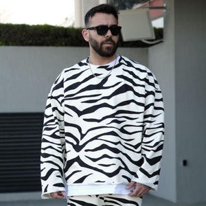 Zebra Print Extra Oversized Unisex Sweatshirt – Black and White Animal Pattern Streetwear – Graphic Baggy Pullover for Men & Women