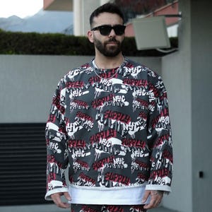 Oversized Graffiti Sweatshirt: Urban Streetwear Pullover
