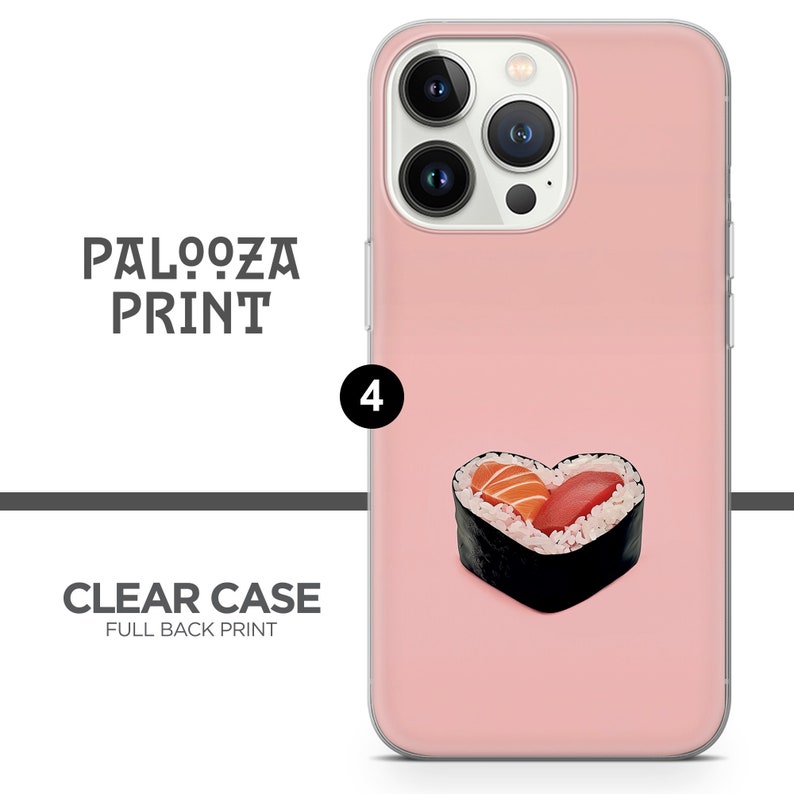 以下が含まれることがあります： ピンクのiPhoneケースで、背面は透明で、ハート型の寿司のデザインが施されています。ケースには、3つのレンズが付いたカメラの突起があります。画像の左側に「PALOOZA PRINT」というテキストが印刷され、右側に「4」という数字が印刷されています。