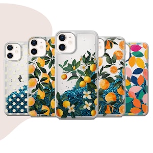 Könnte beinhalten: Fünf verschiedene iPhone-Hüllen mit Glitzer-Hintergrund und einem Zitronenbaum-Design. Die Hüllen sind transparent und zeigen das Objektiv der Telefonkamera. Der Glitzer ist blau und die Zitronen sind gelb.