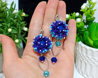 Brincos florais azul-centáurea, brincos realistas de flores em argila polimérica, presente botânico para ela, brincos pendentes azuis em aço inoxidável.