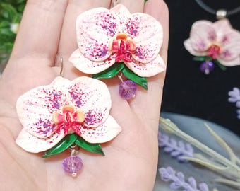 Paarse orchideeoorbellen, tropische bloemen, witte bloemen, hangoorbellen, bloemensieraden, oorbellen grote bloemen, oorbellen orchideeënbloemen