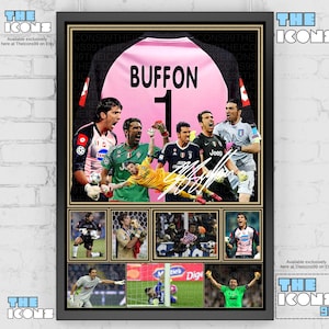 Pode incluir: Impressão emoldurada com uma camisa de futebol rosa e preta com "BUFFON 1" impresso. A impressão inclui imagens de jogadores de futebol em ação, com uma assinatura na camisa. O tema geral é futebol.