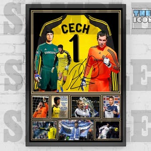 Peut inclure: Un collage encadré de photos mettant en scène un joueur de football portant un maillot jaune et noir avec le nom "Cech" et le numéro "1" au dos. Le collage comprend également des photos du joueur en action, dont un gros plan de sa signature.