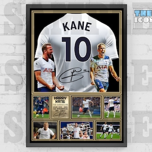 以下が含まれることがあります： 白いサッカーユニフォームの額装プリント。背中には「KANE」と「10」の番号が書かれている。ユニフォームはハリー・ケインのサイン入り。プリントには、ケインがさまざまな試合でサッカーをしている写真が掲載されている。