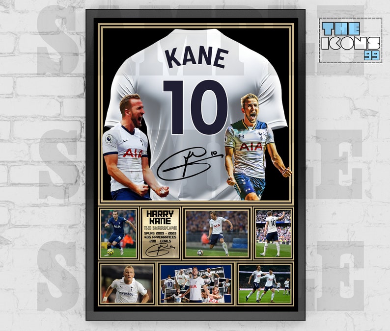以下が含まれることがあります： 白いサッカーユニフォームの額装プリント。背中には「KANE」と「10」の番号が書かれている。ユニフォームはハリー・ケインのサイン入り。プリントには、ケインがさまざまな試合でサッカーをしている写真が掲載されている。
