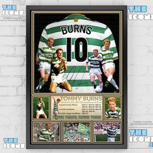 Könnte beinhalten: Gerahmter Druck mit einem grün-weiß gestreiften Fußballtrikot mit der Aufschrift "BURNS 10". Der Druck enthält Bilder von Tommy Burns, einem Fußballspieler, und Text, der seine Leistungen detailliert. Der Druck ist schwarz gerahmt.