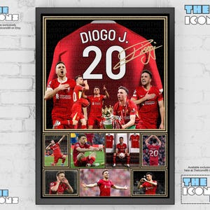 Könnte beinhalten: Gerahmtes Kunstwerk mit einem roten Fußballtrikot mit dem Namen "DIOGO J." und der Nummer "20." Das Kunstwerk enthält Bilder von Fußballspielern in roten Trikots, die feiern und eine Trophäe halten. Der Hintergrund ist schwarz.