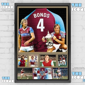 Può includere: Stampa incorniciata con un calciatore in maglia bordeaux e blu, con il nome "BONDS" e il numero "4". La stampa include più immagini del giocatore e una firma. La stampa è in una cornice nera.