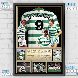 Könnte beinhalten: Gerahmter Druck mit Kenny Dalglish in einem grün-weiß gestreiften Fußballtrikot mit der Nummer 9. Der Druck enthält Bilder von Dalglish, seine Unterschrift und Text. Der Rahmen ist schwarz.