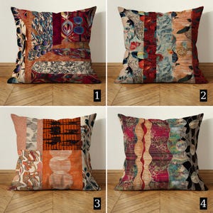 Op de afbeelding: Vier decoratieve sierkussens met patchwork-ontwerpen. Elk kussen heeft een unieke combinatie van patronen en kleuren, waaronder bloemen-, geometrische en abstracte motieven. Het kleurenpalet omvat tinten rood, oranje, blauw en bruin.