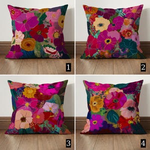 Könnte beinhalten: Vier quadratische Zierkissen mit lebendigen Blumendesigns. Jedes Kissen zeigt eine einzigartige Anordnung farbenfroher Blumen in Rosa-, Rot-, Gelb- und Lilatönen vor dunklem Hintergrund. Die Kissen liegen auf einem Holzboden.