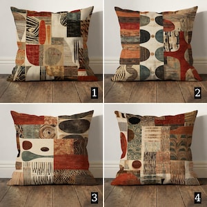 Può includere: Quattro cuscini quadrati con disegni geometrici astratti. Ogni cuscino presenta un motivo unico nelle tonalità di rosso, arancione, marrone, beige e nero. I disegni includono forme, linee e texture.