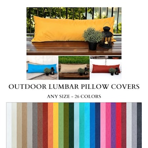 Può includere: Fodere per cuscini lombari da esterno in vari colori. L'immagine mostra un lungo cuscino rettangolare giallo su una panchina di legno, con esempi in blu, beige e rosso. Il testo recita "Outdoor Lumbar Pillow Covers" e "Any Size - 26 Colors."