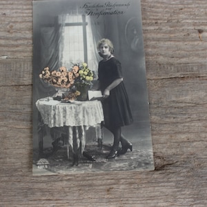 antike deutsche Foto Postkarte | Konfirmation Karte Mädchen | Sepia colouriert Art Deco 1926
