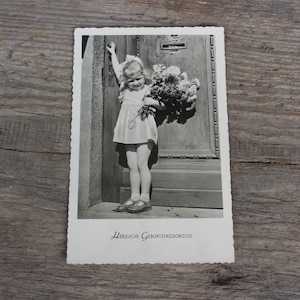 vieille carte postale allemande de photo | Joyeux anniversaire | fille avec bouquet | Art déco des années 1930