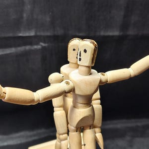 Hölzernen Männchen Automaten Handarbeit. Kinetische Skulptur, Automaten mechanisch. Originelles Geschenk zum Geburtstag, Holzfigurine Automatik. Geschenkidee.