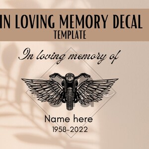 以下が含まれることがあります： 「IN LOVING MEMORY DECAL TEMPLATE」のテキストが入ったデカールテンプレート。翼の生えたバイク、「In loving memory of」というフレーズ、名前と日付を入れるスペースが特徴です。