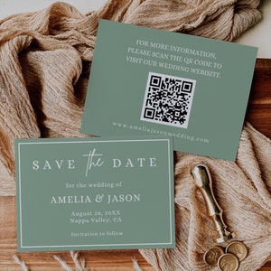 Peut inclure: Carte de sauvegarde de la date avec un fond vert et du texte blanc. La carte indique "Save the Date" pour le mariage d'Amelia & Jason, le 28 août 20XX, à Nappa Valley, Californie. Invitation à suivre. Un code QR est inclus pour plus d'informations.
